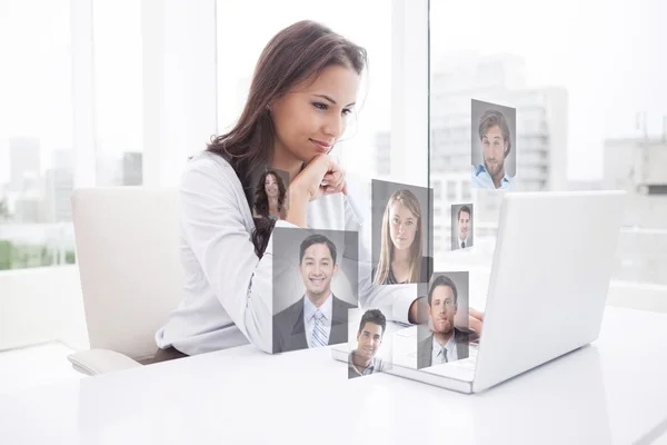 Heureuse femme d'affaires utilisant un ordinateur portable à son bureau — Photo