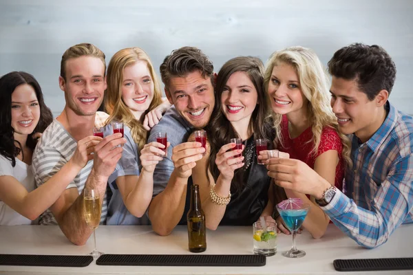 Amigos com bebidas — Fotografia de Stock
