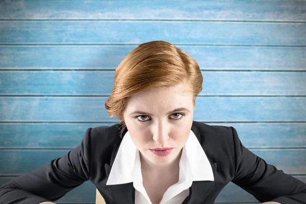 Femme d'affaires concentrée contre les planches de bois — Photo