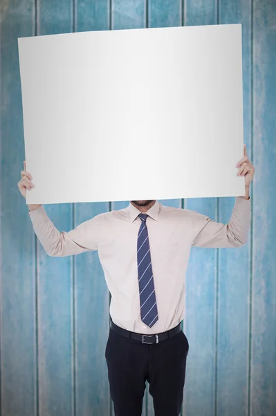 Geschäftsmann zeigt weißes Plakat — Stockfoto