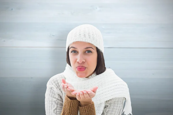 Brunette in warme kleding — Stockfoto