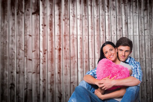 Couple assis sur le sol souriant — Photo