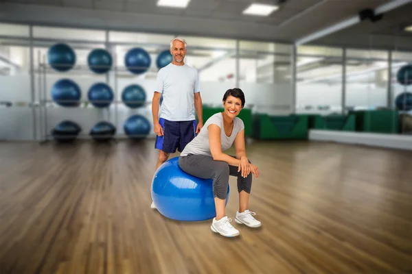 Fittes Paar gegen großes leeres Fitnessstudio — Stockfoto