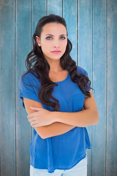 Fâché brunette fronçant les sourcils à la caméra — Photo