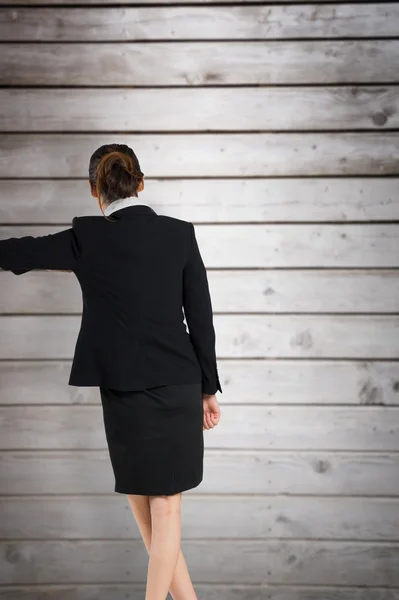 Affärskvinna som står och lutar — Stockfoto