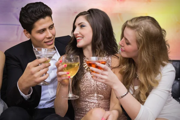 Friends toasting against planks — Stock Photo, Image