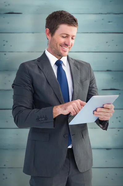 Affärsman med sin TabletPC — Stockfoto