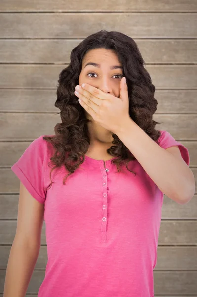 Mujer de cabello castaño siendo sorprendido — Foto de Stock