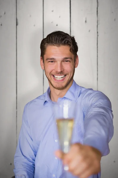 Uomo che offre champagne — Foto Stock