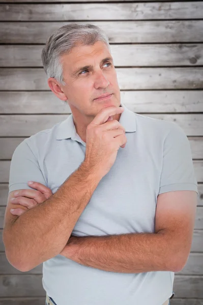 Lässiger Mann mit der Hand am Kinn — Stockfoto