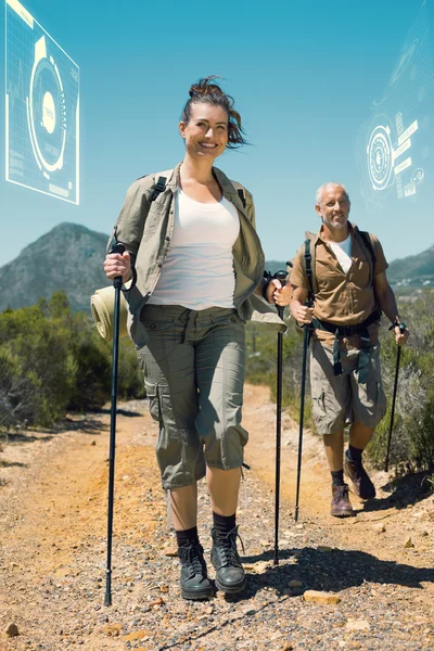 Pareja de senderismo caminando por sendero de montaña —  Fotos de Stock