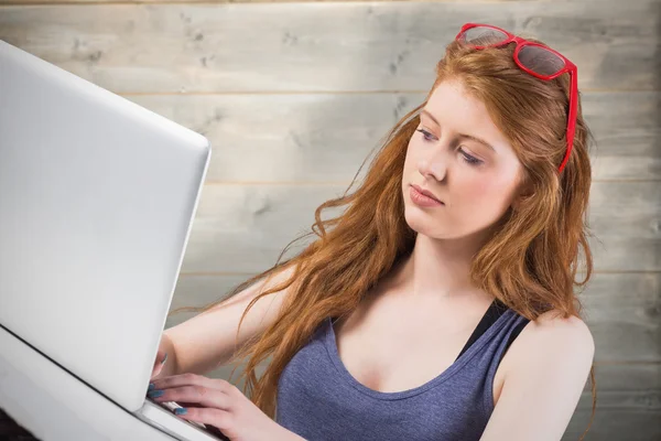 Redhead working on laptop — Stock Photo, Image