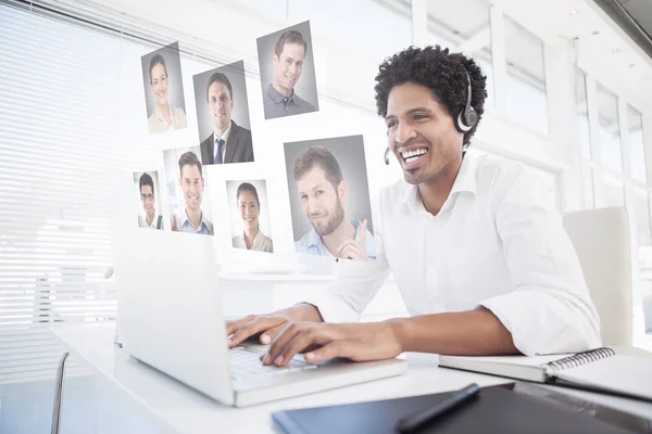 Feliz hombre de negocios trabajando en su escritorio usando — Foto de Stock