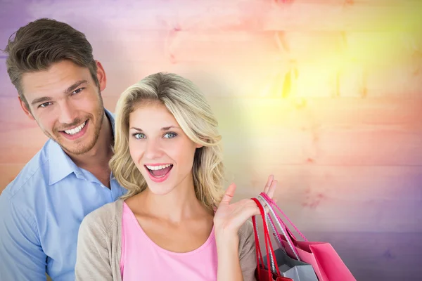 Casal segurando sacos de compras — Fotografia de Stock