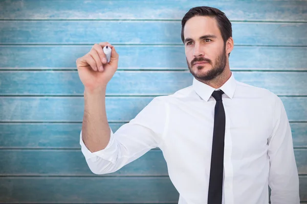 Uomo d'affari concentrato che scrive con pennarello — Foto Stock