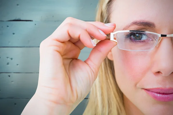 Jolie blonde avec des lunettes de lecture — Photo