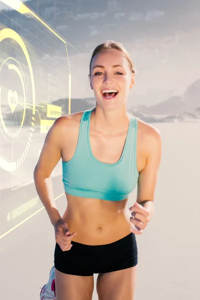 Fit mujer sonriendo y trotando en la playa —  Fotos de Stock