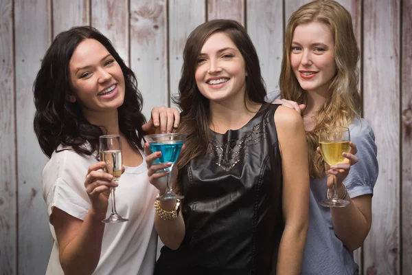 Friends with cocktails against wooden planks — Stock Photo, Image