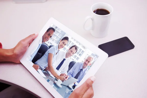 Frau benutzt Tablet-PC — Stockfoto