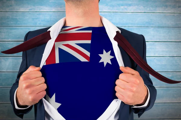 Бизнесмен открывает рубашку, чтобы показать флаг Австралии — стоковое фото