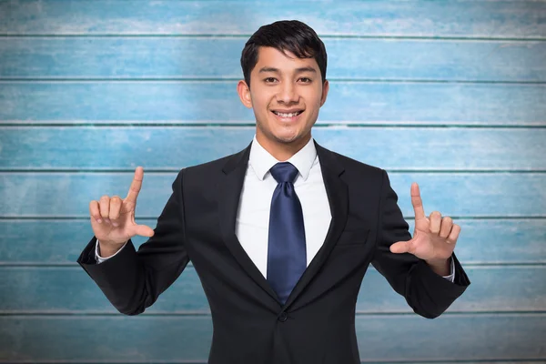 Sorrindo empresário segurando — Fotografia de Stock