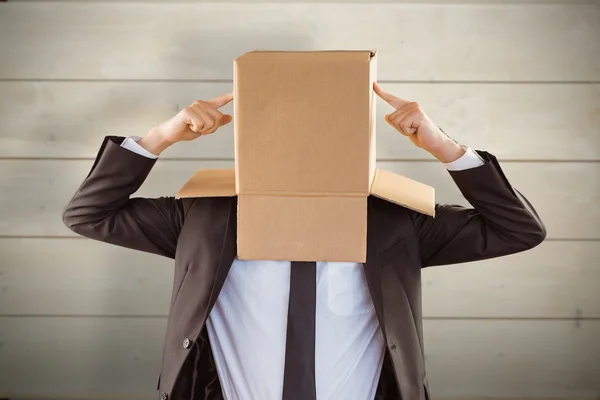 Hombre de negocios anónimo apuntando a la caja — Foto de Stock