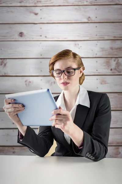 Rothaarige Geschäftsfrau mit ihrem Tablet-PC — Stockfoto