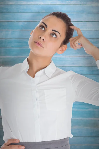 Femme d'affaires concentrée contre les planches de bois — Photo