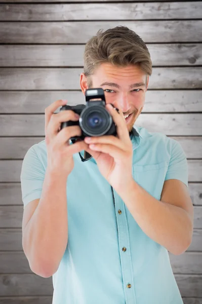 Όμορφος άντρας εκμετάλλευση ψηφιακή φωτογραφική μηχανή — Φωτογραφία Αρχείου