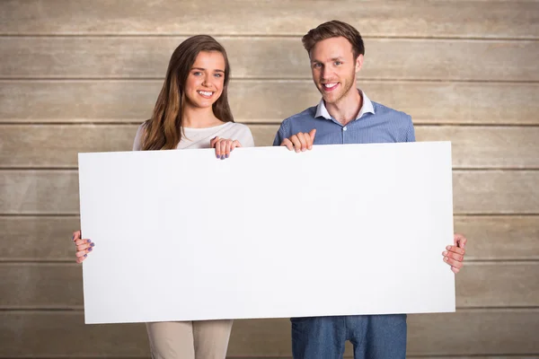 Casal jovem com placa em branco — Fotografia de Stock