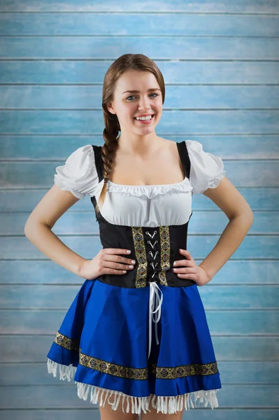 Oktoberfest κορίτσι χαμογελά σε κάμερα — Φωτογραφία Αρχείου