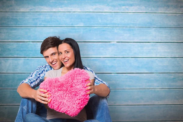 Casal sentado no chão sorrindo — Fotografia de Stock