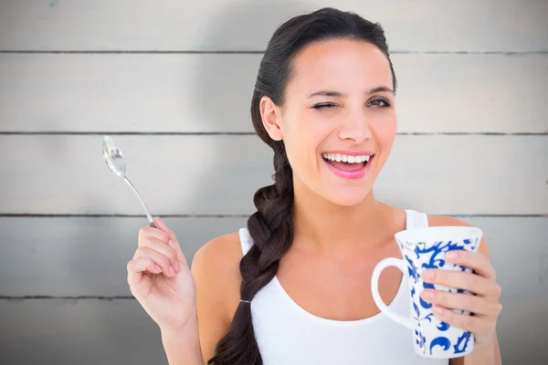 Bonita morena tomando una taza de té — Foto de Stock