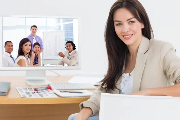 Jovem empresário apresentando números — Fotografia de Stock