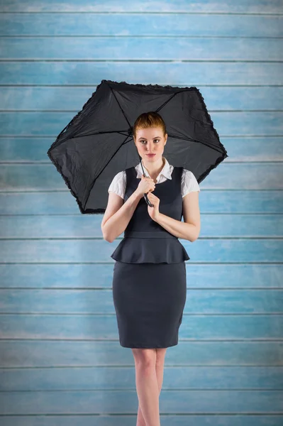 Femme d'affaires rousse tenant parapluie — Photo