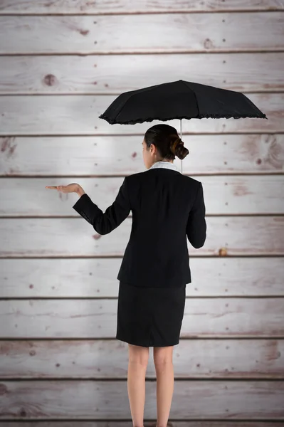 Jovem empresária segurando guarda-chuva — Fotografia de Stock