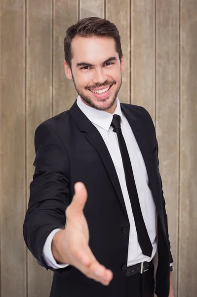 Empresário sorridente oferecendo aperto de mão — Fotografia de Stock