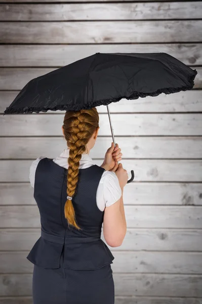 Rödhårig affärskvinna anläggning paraply — Stockfoto