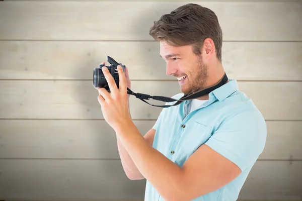 Joven sosteniendo cámara digital — Foto de Stock