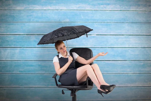 Empresaria sosteniendo paraguas — Foto de Stock