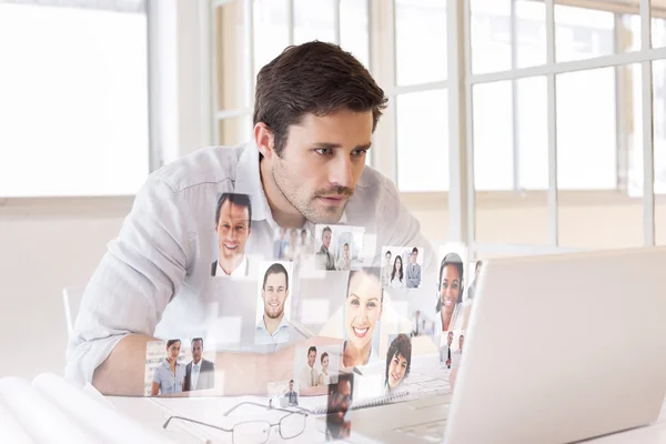 Empresario trabajando en planos y portátil —  Fotos de Stock