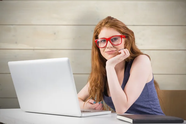 Bella rossa che lavora sul computer portatile — Foto Stock