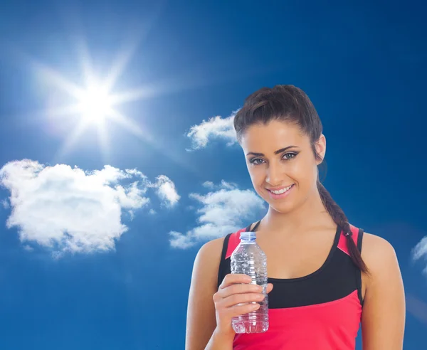 Donna in forma in possesso di bottiglia d'acqua — Foto Stock