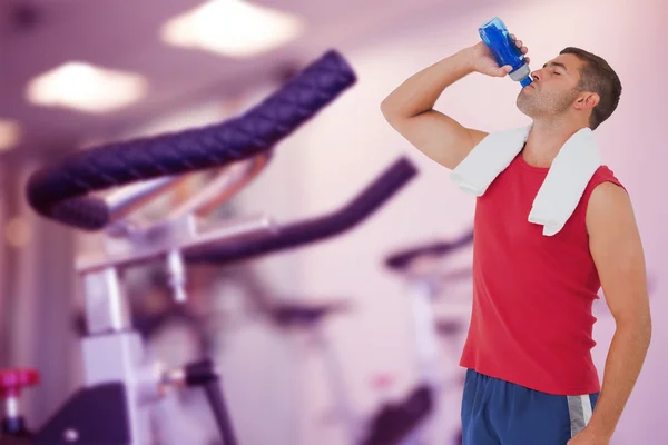 Fit man drinking water from bottle — Stock Photo, Image