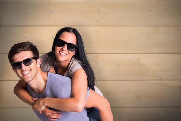 Uomo dando la sua ragazza maialino indietro — Foto Stock