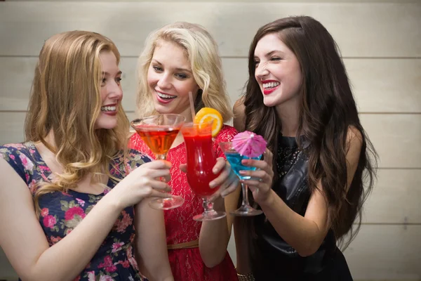 Friends drinking cocktails — Stock Photo, Image