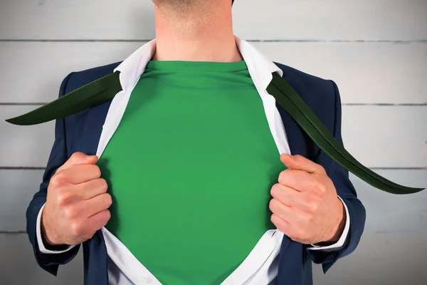 Geschäftsmann eröffnet Hemd im Superhelden-Stil — Stockfoto