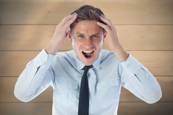 Стрессовый бизнесмен кричит — стоковое фото