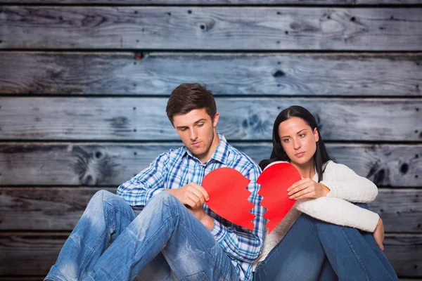 Coppia seduta sul pavimento con cuore spezzato — Foto Stock