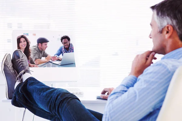 Hombre relajado con los pies en el escritorio — Foto de Stock